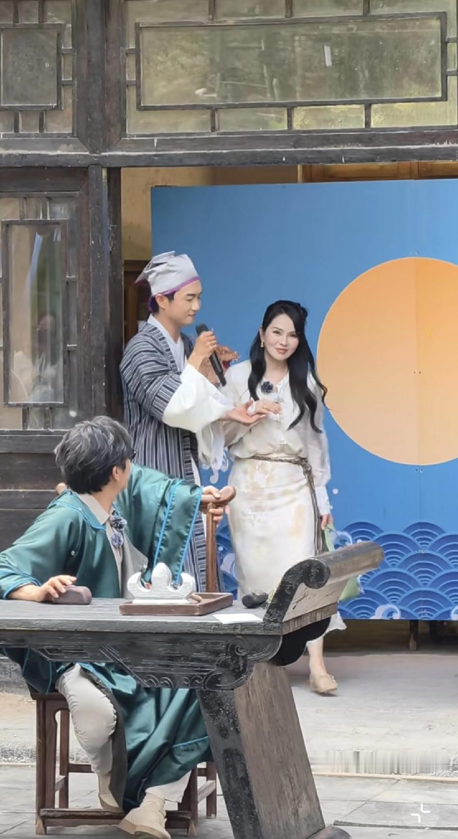 4月26日，伊能静与秦昊在开封的万岁山台上表演，两位真是有点老了，伊能静无修图眼