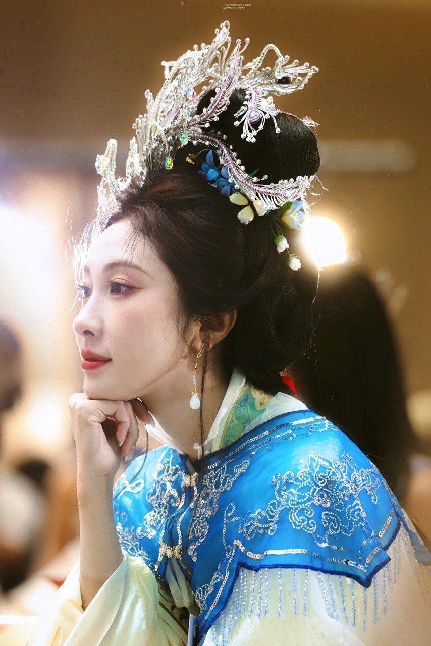 张小婉像走江南烟雨里走来嫦娥仙子来了