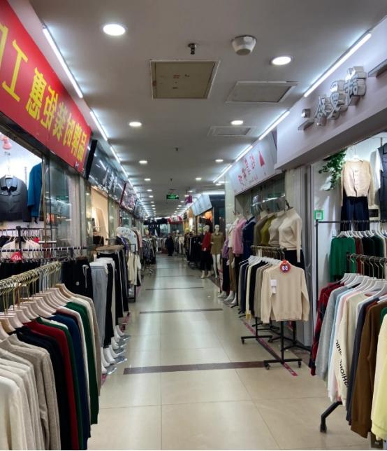 都说男生买衣服退货率低，复购率却高。那为何电商大佬们都在卷女装呢？他们可不傻。男