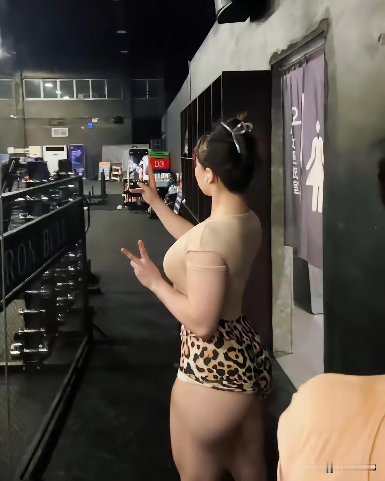 健身女人的特质就是身材好气质独特！