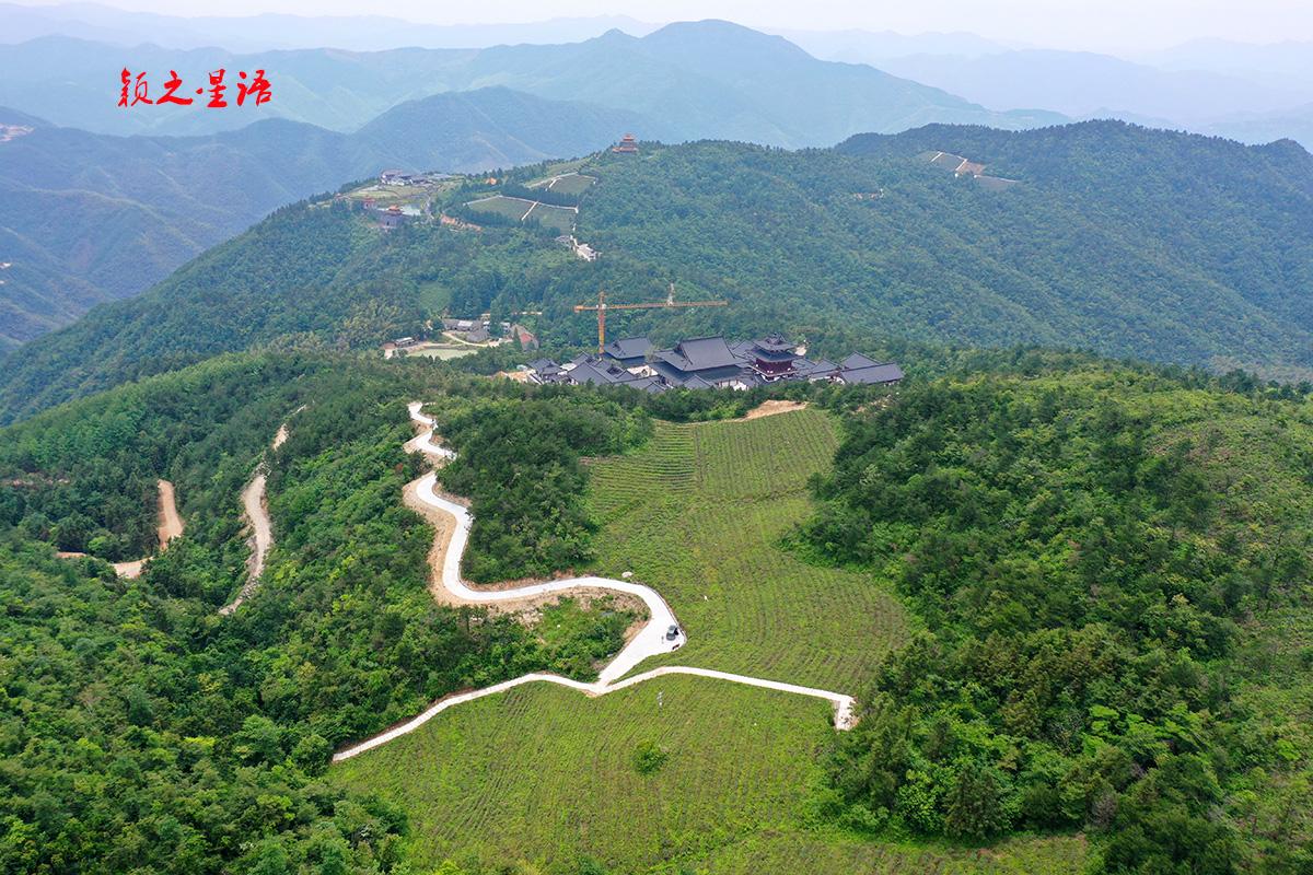 崇山峻岭之间，有一个规模庞大、气势恢宏的森林公园，群峰绵延横亘，山峦叠嶂，林深景