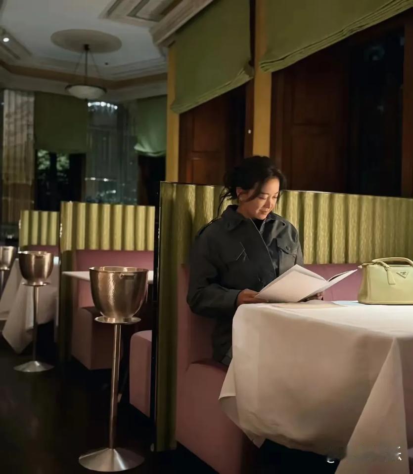 上海外滩夜风轻拂，贾玲一袭墨绿丝绒西装撞碎往日“喜剧人”滤镜，收腰剪裁勾勒出与《