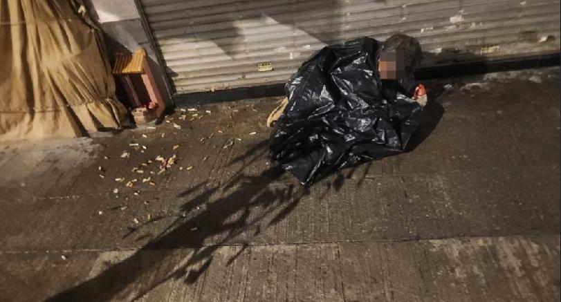 香港红磡观音庙一名露宿街头多年的婆婆周三（15日）晚上被人淋泼冻水欺凌，引起本港