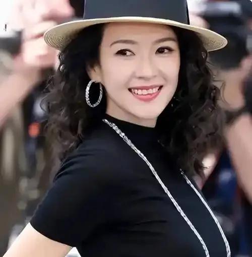 漂亮的姑娘会发光，这话一点都不假，不然，汪峰不可能一眼就看到章子怡。他向她走