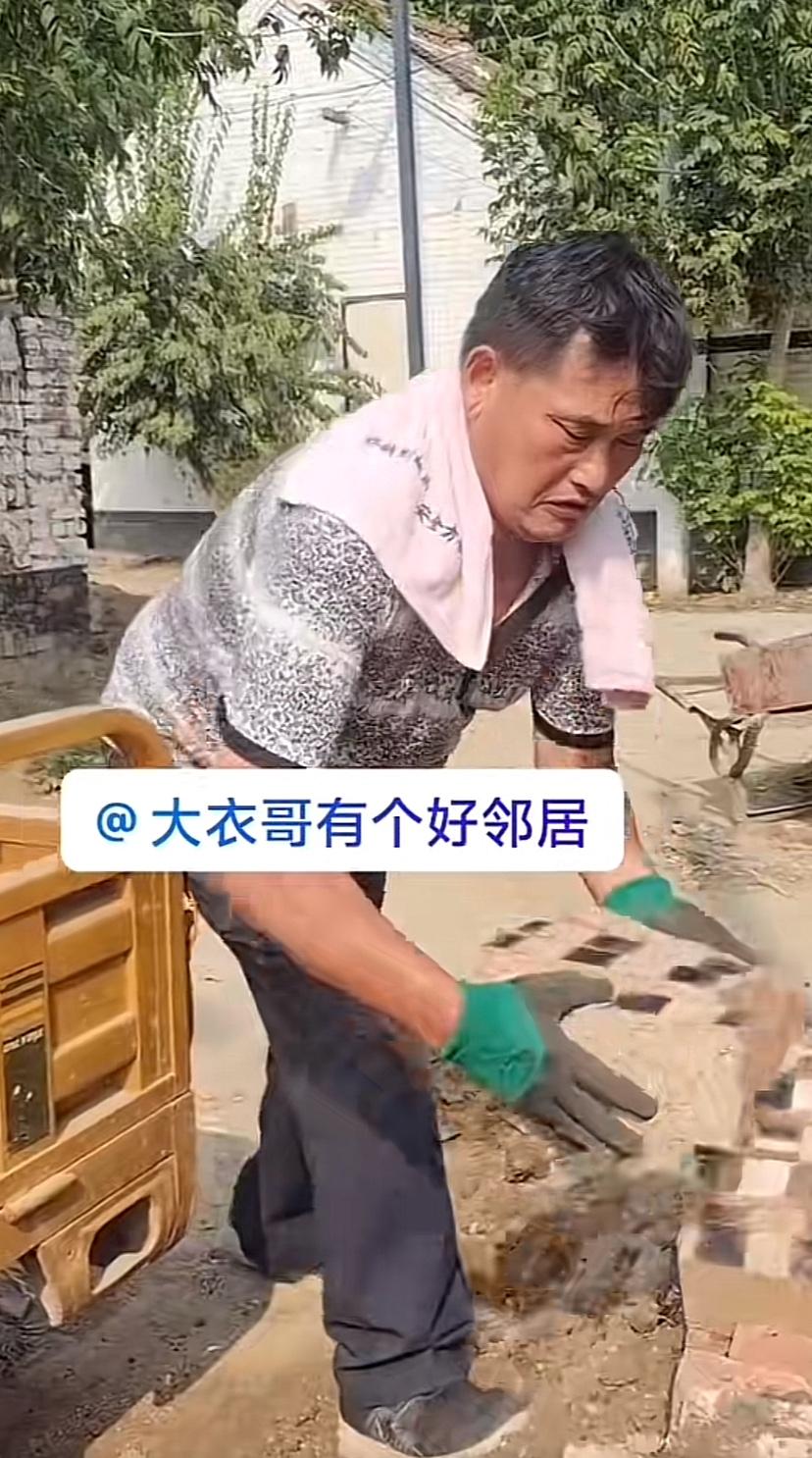大衣哥这角色转换绝对是当今第一人，昨天还是大明星，今天就干上了泥瓦工，再一切换就