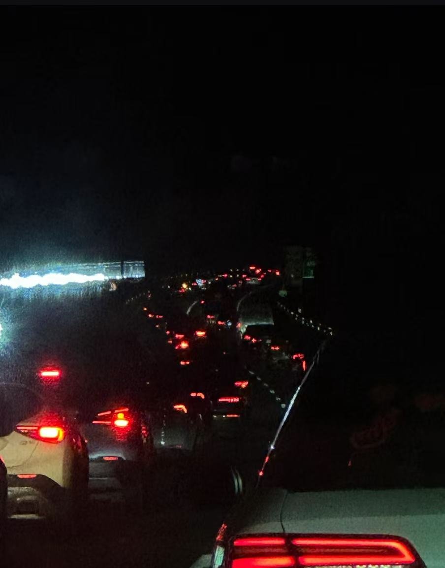 为什么今年春运路上自驾的人变多了富裕起来了，在外打工赚了钱都买上了属于自己的小