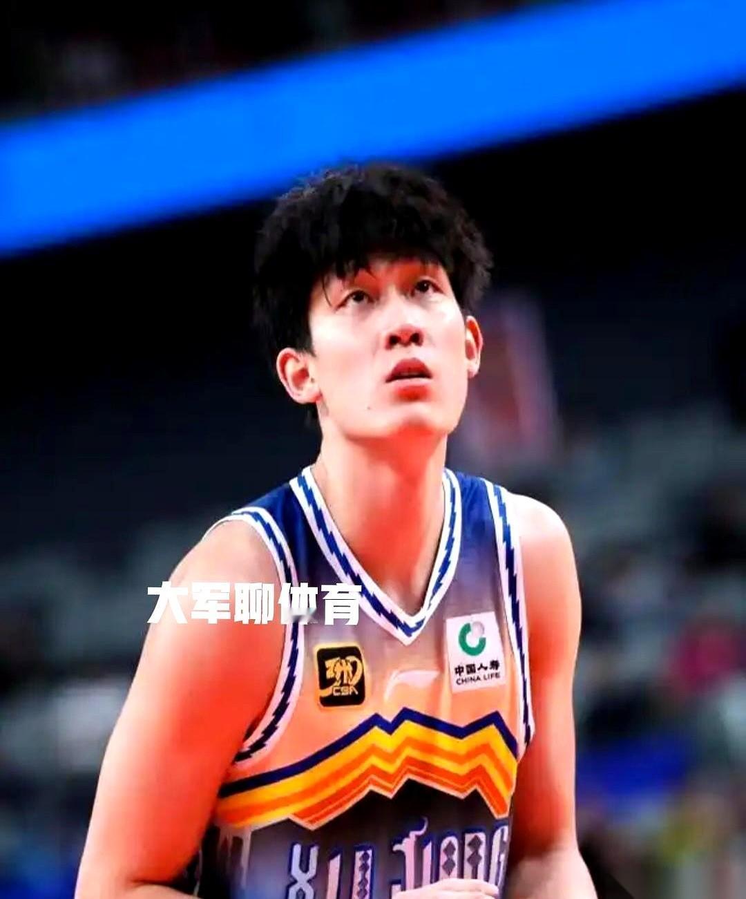 新疆飞虎男篮，这赛季的板凳席上有点怪。21岁的曲笑宇，前国青MVP，赛季11场