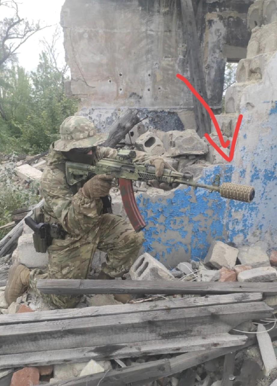 这是什么配置为什么这么大，看着一点都不协调，是准备发射的枪榴弹吗？这名在前线的