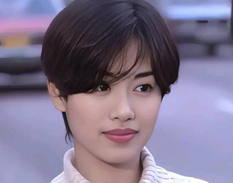 55岁陈松伶狂减50斤！演唱会笑场破音，全场居然哭成泪人！四个月啃水煮鸡胸配