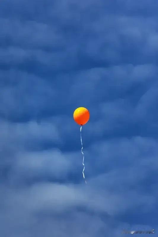 女生不结婚生孩子，法律层面是可行的。中国法律不禁止未婚女性生育，非婚生子女和婚生