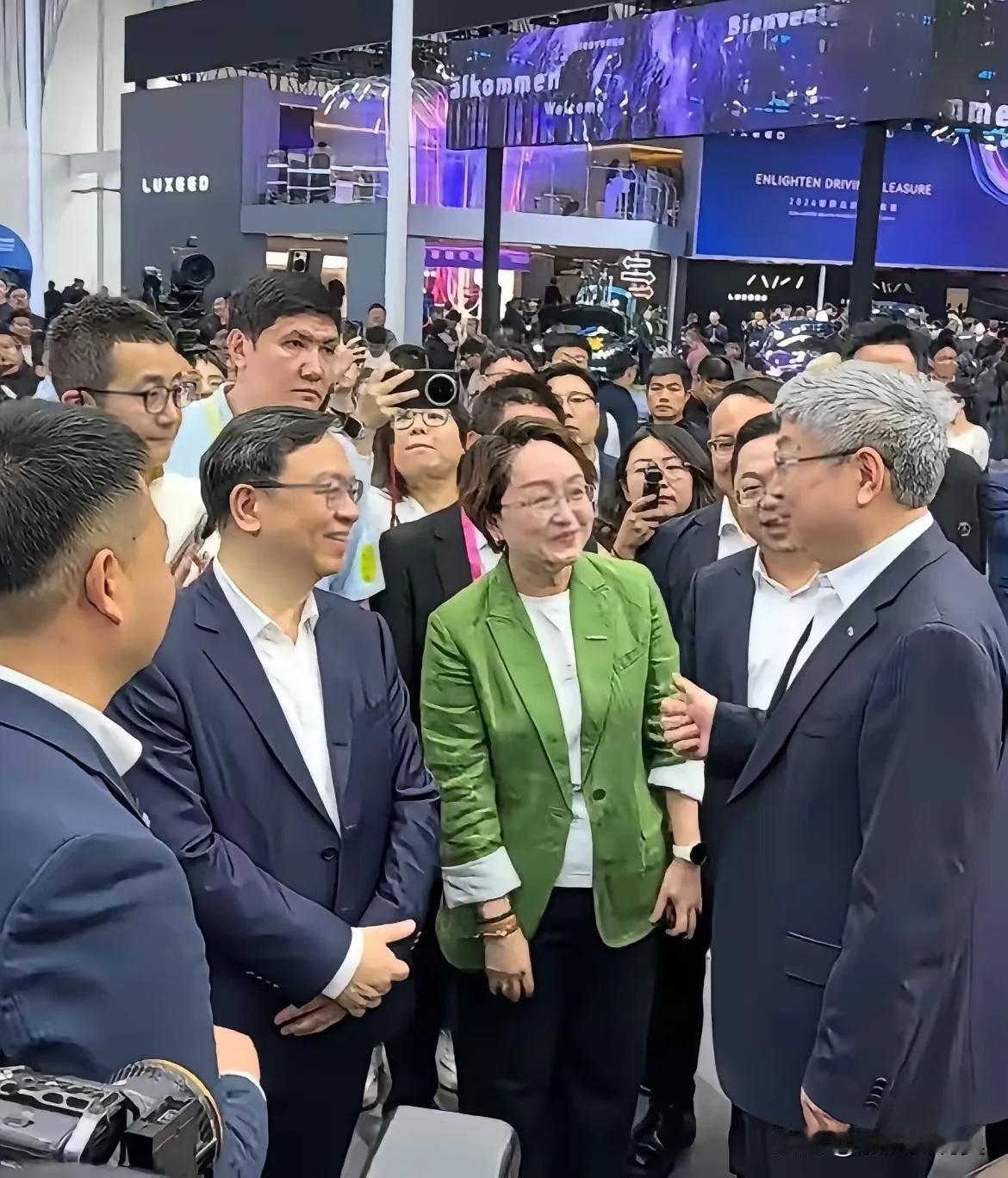 2026北京车展icon，王传福icon带高管走遍了自主品牌展台。唯独吉利和长城