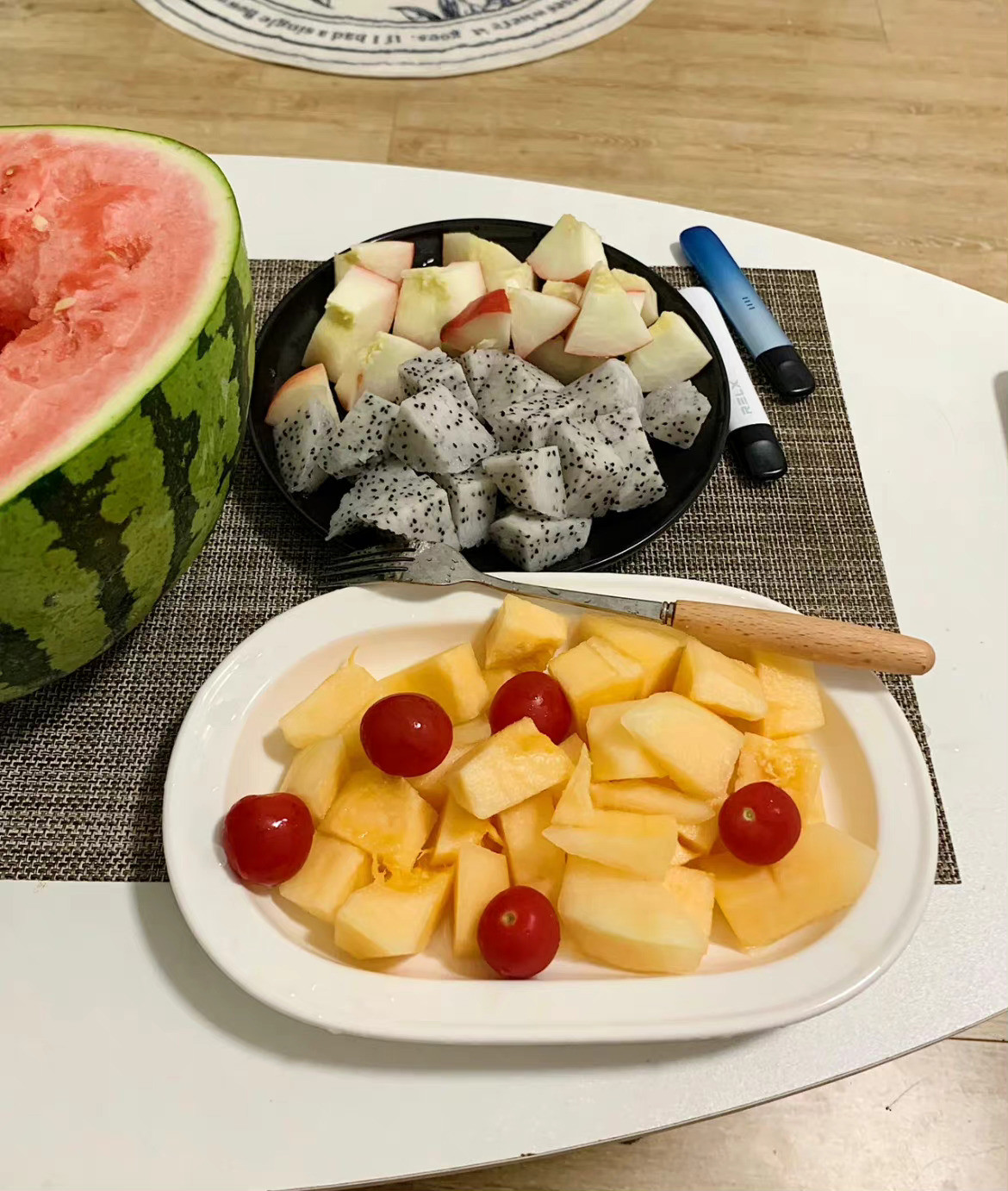 “人都会疲惫会暗淡但也会因为某个瞬间重新爱上生活.”。