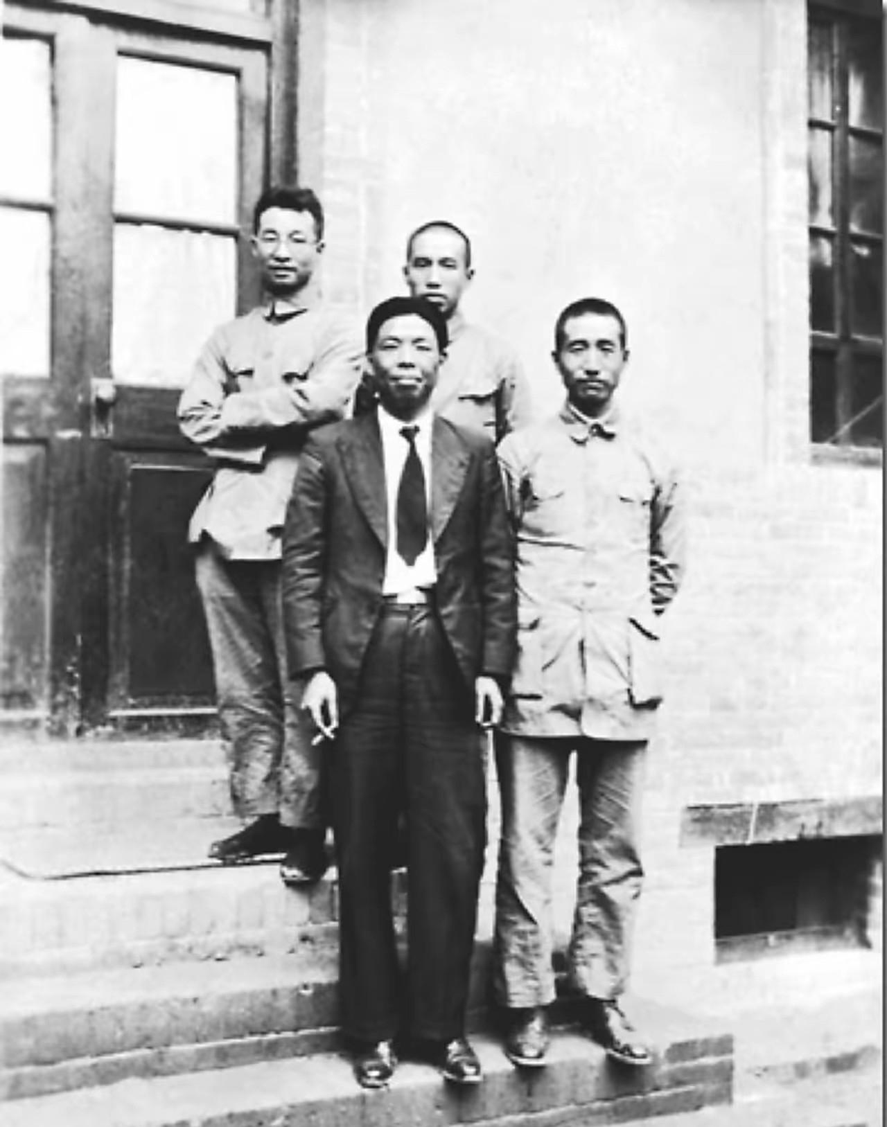 1937年抗战初期，四位杰出将领在八路军西安办事处的一张合影。照片中的四个人全部