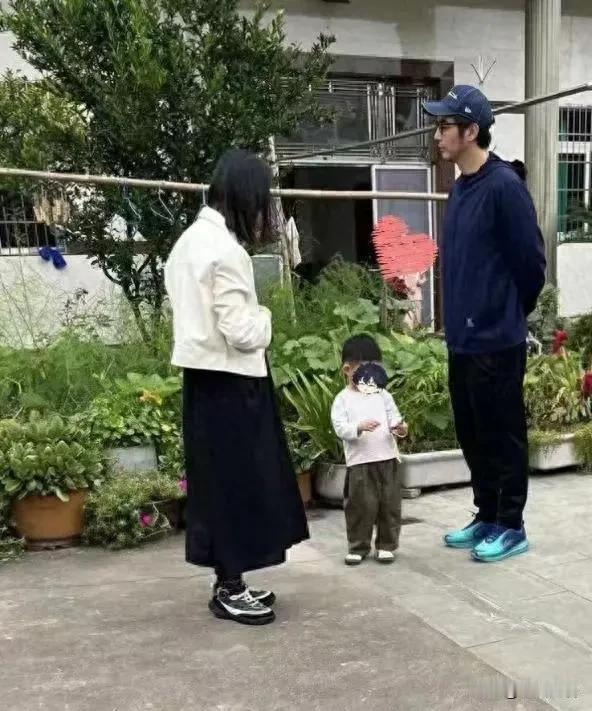 喜欢这样的明星夫妻，工作的时候就营业，不工作的时候就过普通人的日子。比如金世
