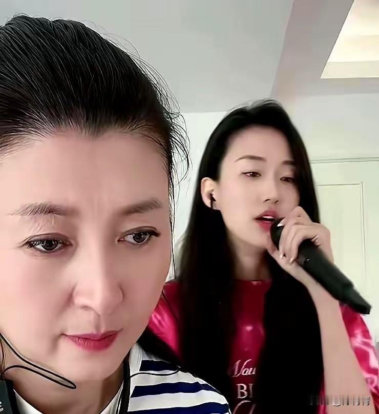 风波后的闫学晶大妈，似乎不受影响，除了几个平台账号限流，小号照样直播，这是她和儿