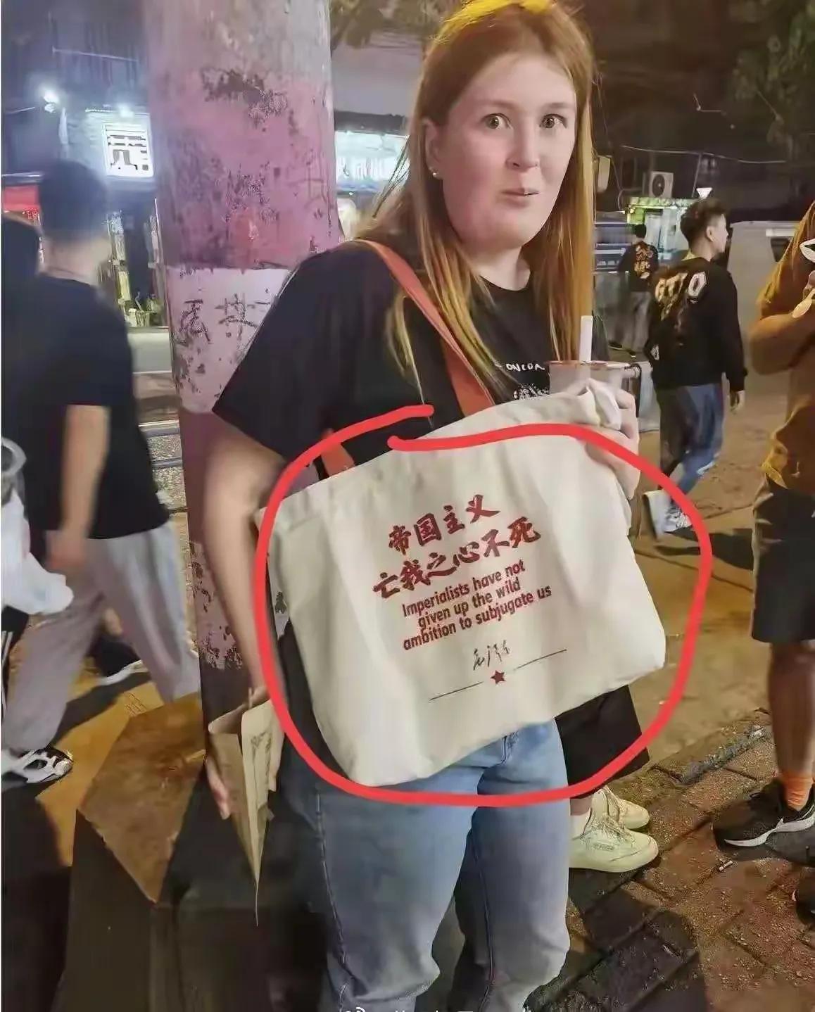 这个女人特意买的这样一个包吧？？她应该是她们国家里面的共产主义战士！！！