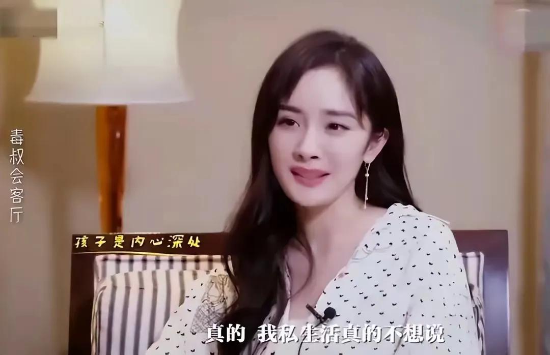 杨幂和她父母每次去香港看小糯米，一般都是搭乘高铁或者坐车过去，尽量不选择机场，这