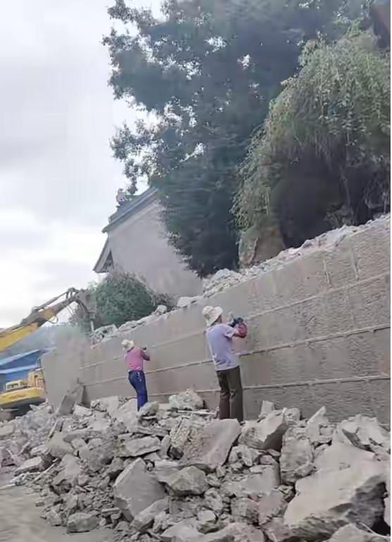 曲靖这煤老板胡绍英可真是“火”了。他是富源县补木戛煤业有限公司法定代表人，涉嫌严