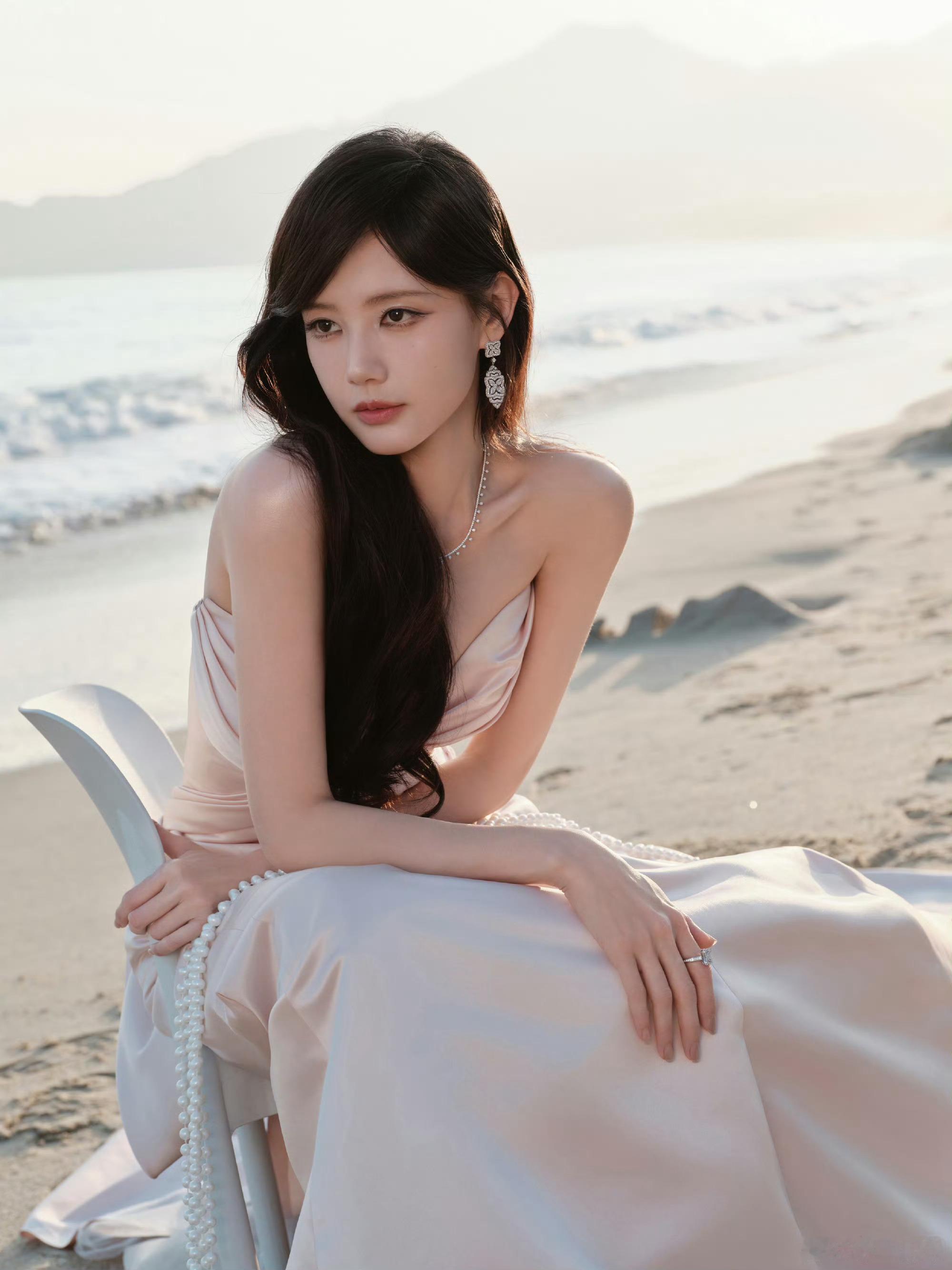 李一桐粉色纱裙海边大片李一桐海边公主氛围感李一桐杀疯了！“老娘与海”这组出发图