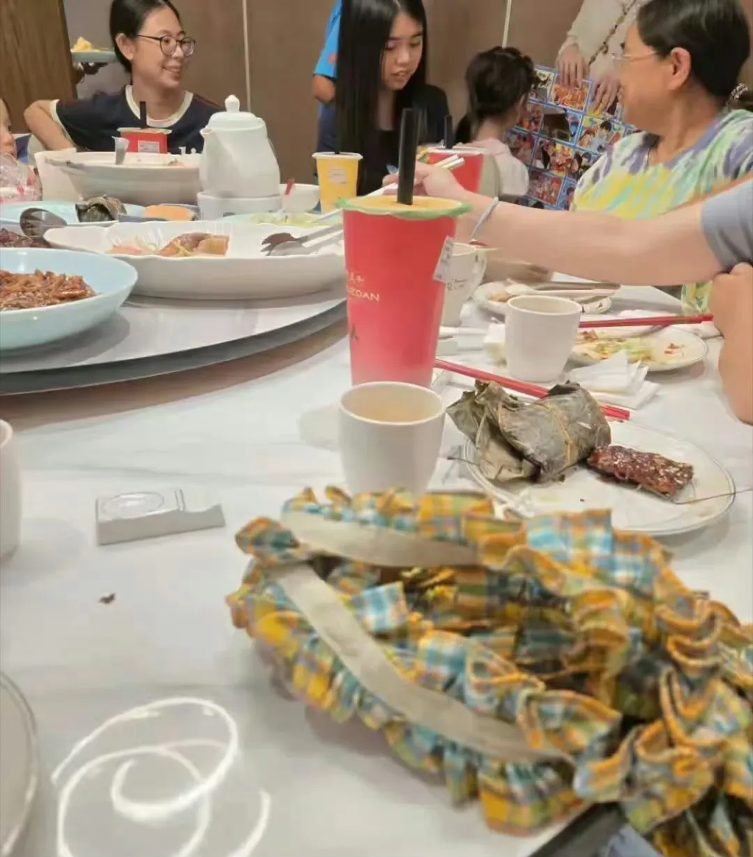 向佐又去台北看老婆孩子，一家十口聚餐，郭碧婷素颜丸子头太随性​​​​