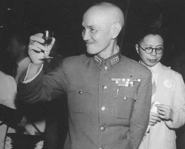 蒋介石最大的错误不是失去大陆退守台湾，而是犯了两个连老祖宗都不会原谅的错误。1