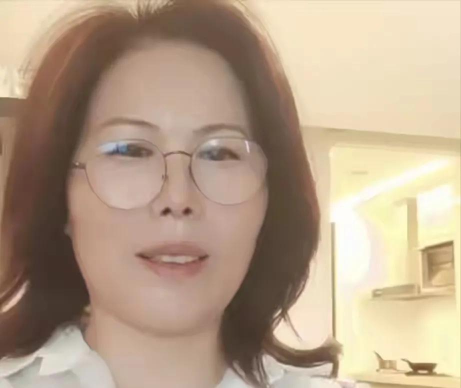 小杨阿姨爆料：马筱梅陪汪小菲回台北看小玥儿姐弟了！看来，所谓的马筱梅与继子女切割