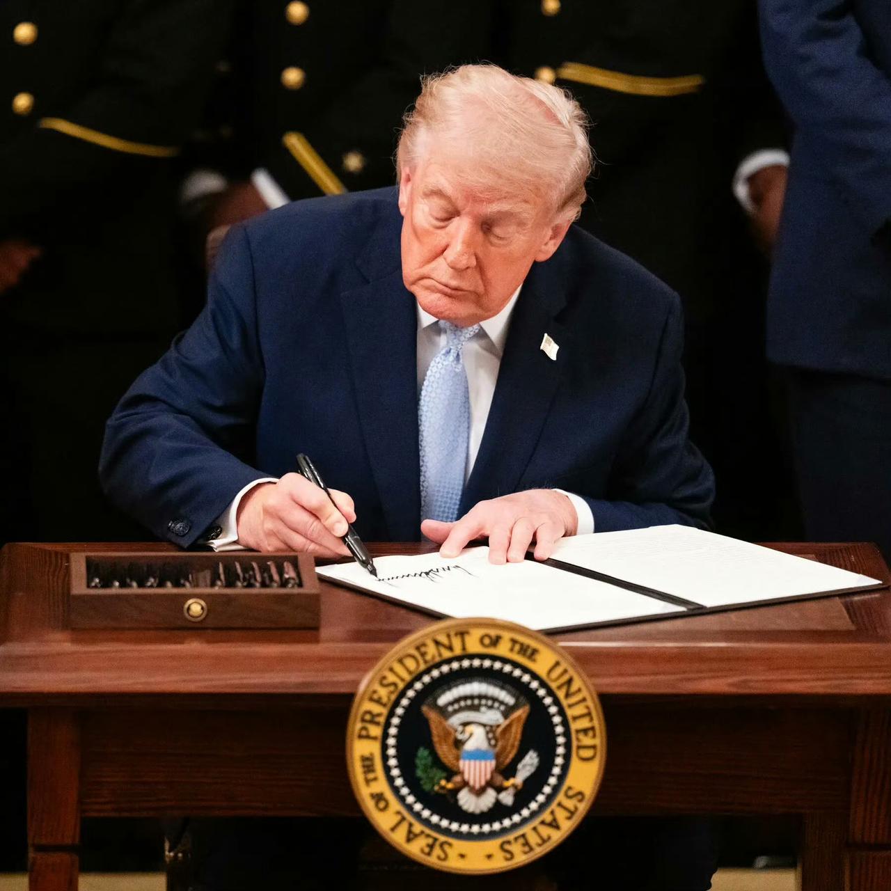 老特舒服了，这回真的可以千古留名了，165年来的规矩，首次打破！说白了，特朗