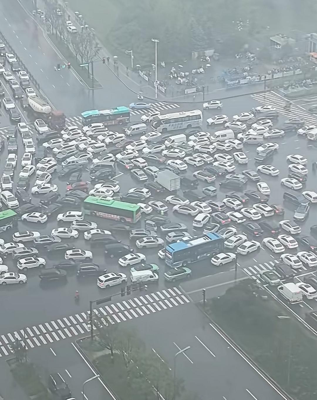 这个交警真是没招了，自己在车流中穿梭，但是这种情况怎么指挥呀？太乱了吧，里三层外
