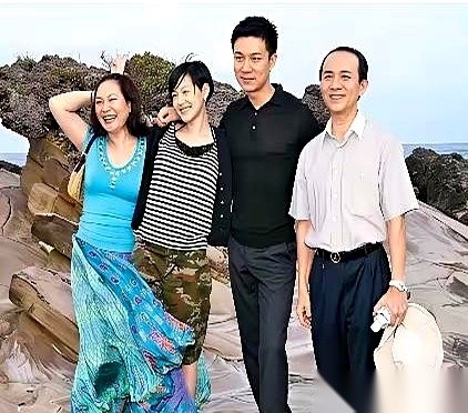 小S带着老公许雅钧跑到香港给婆婆办84岁大寿。这趟出门她还顺手把亲妈S妈也捎上了，三代人凑在一块看维