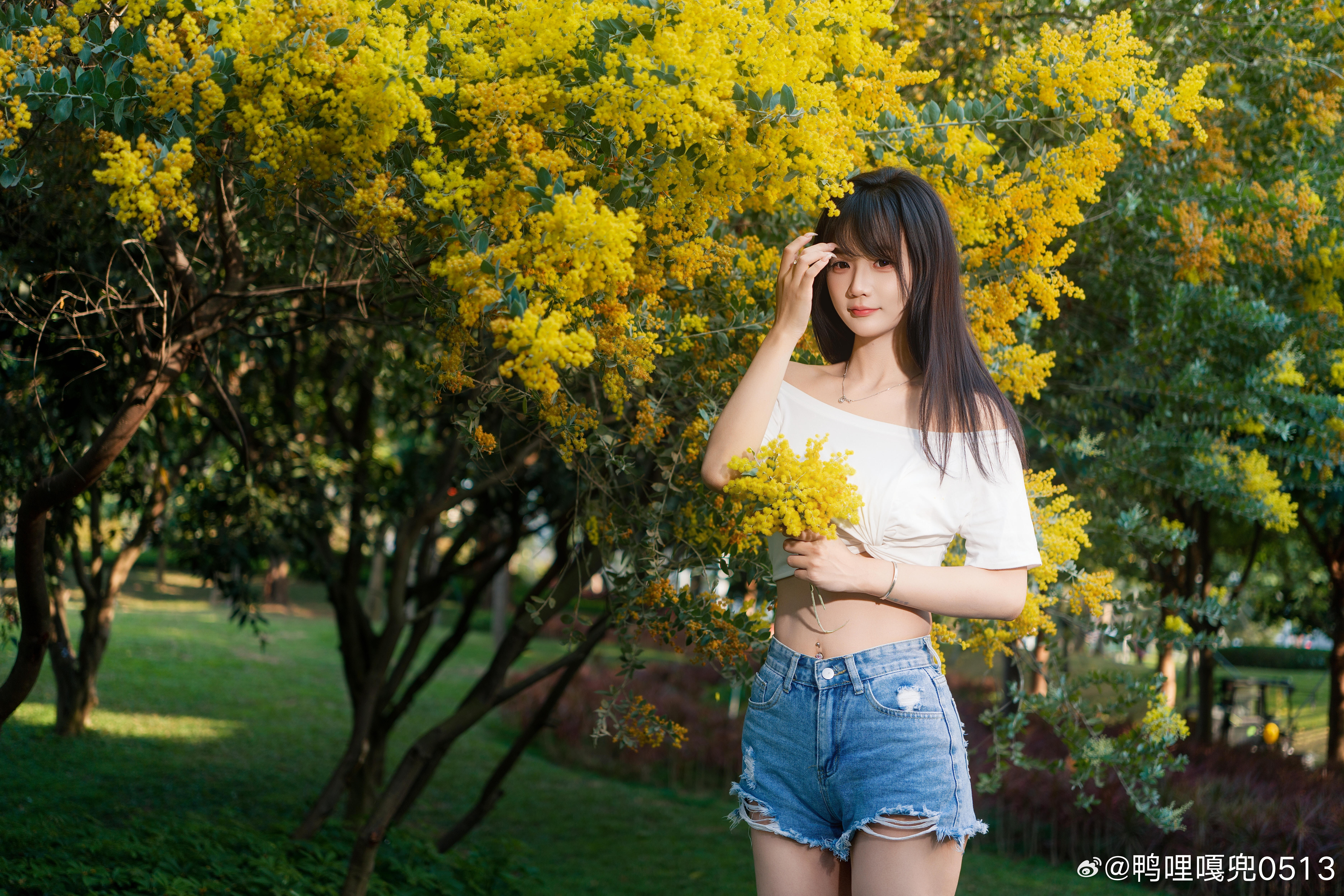 穿搭时尚穿搭今天穿什么ootd白色短袖搭配超短牛仔热裤