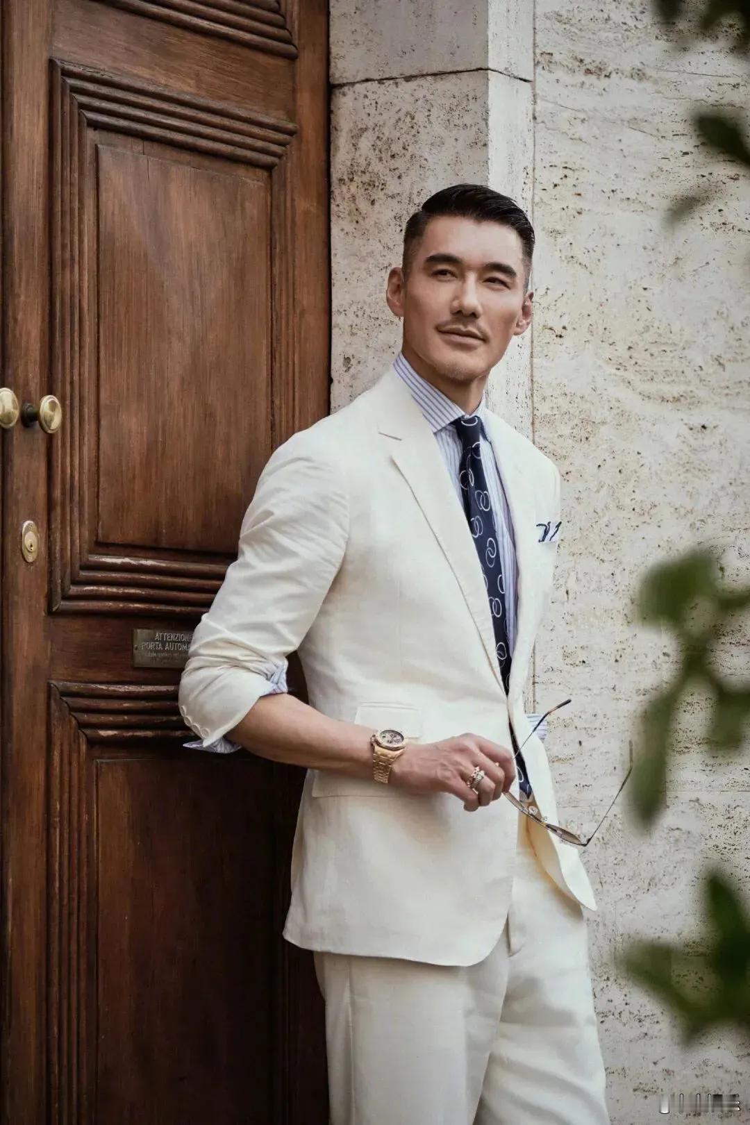 54岁胡兵以自律与精致的生活态度引发热议。他直言