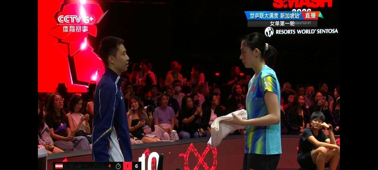 教练首秀就碰上硬茬，8-10落后，他只跟陈熠说了一句话。第四局8-10，奥