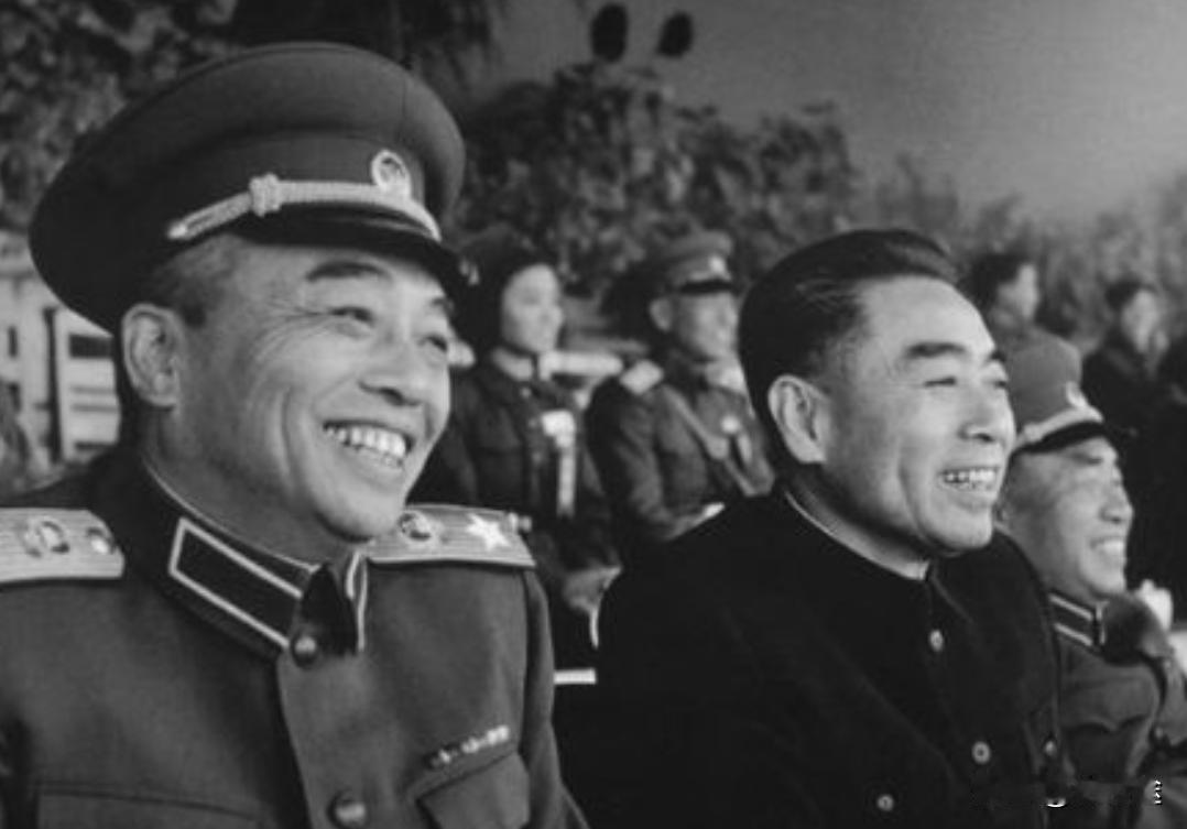 1955年，授勋礼过后，彭德怀热血沸腾地闯入毛泽东办公室，毫不掩饰地挥拳高呼：“