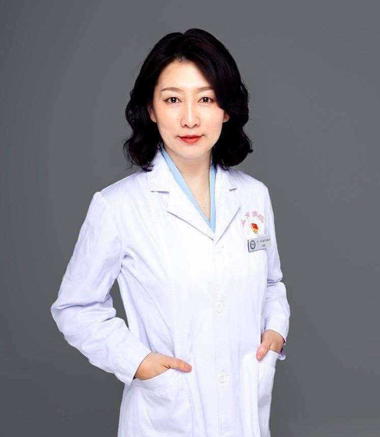 一位48岁的女士，刚做完乳腺肿瘤手术，拿着复查报告单，手攥得指节发白。报告单上