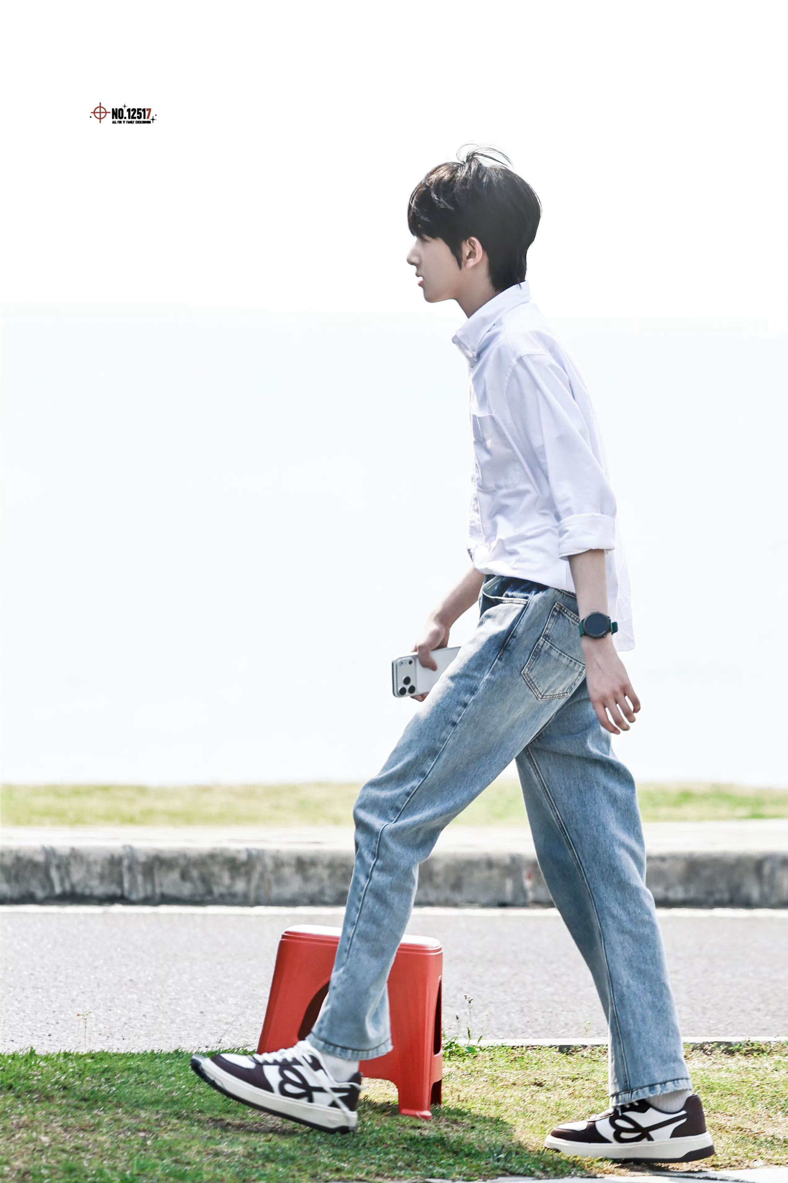 陈浚铭《我们的少年时代2》最新路透🎬白T加牛仔裤的清爽少年感，谢逸舟也快杀青啦