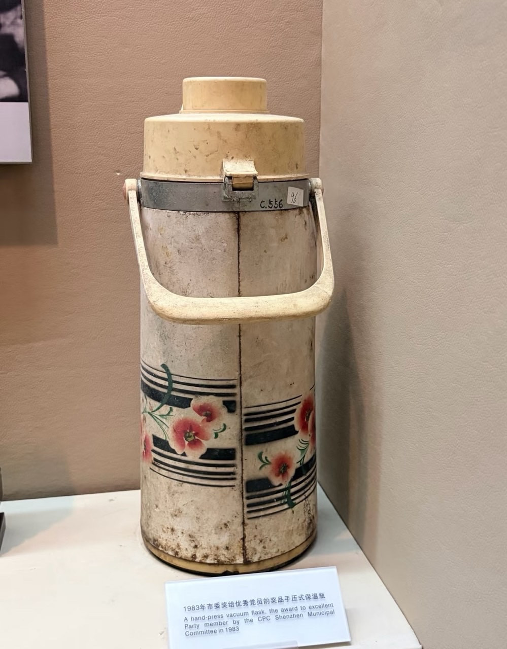 去别的博物馆：碰碎一个倾家荡产。去深圳博物馆：不小心打翻了展柜里的金龙鱼和手压式