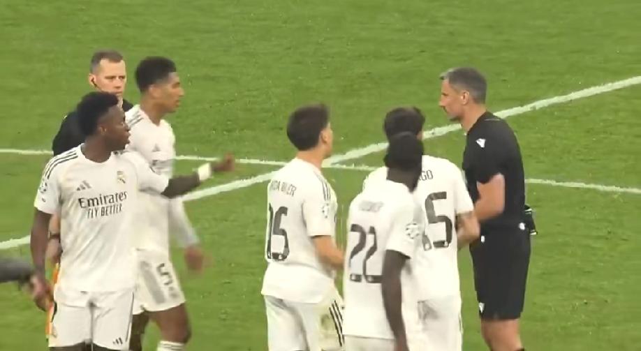 皇马卡马文加最后几分钟被罚下，10人皇马最终被拜仁绝杀，赛后皇马球员围住裁判要说