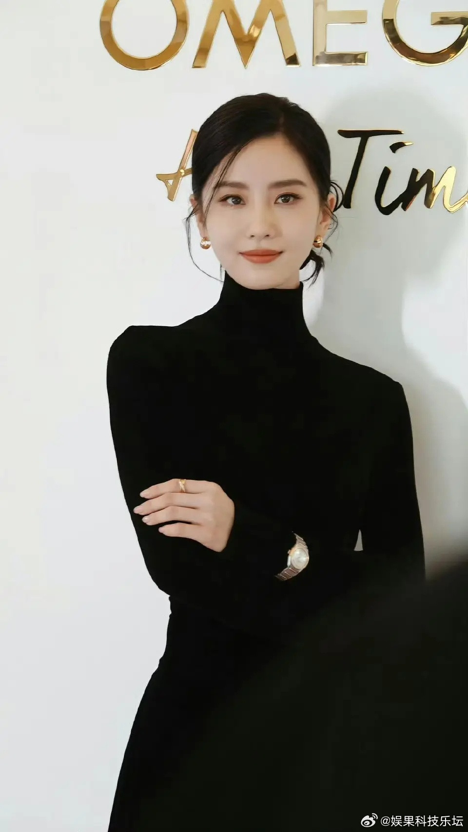 服装能够雷同，但气质差远了，陈都灵，下次不要和女神穿同款很吃亏