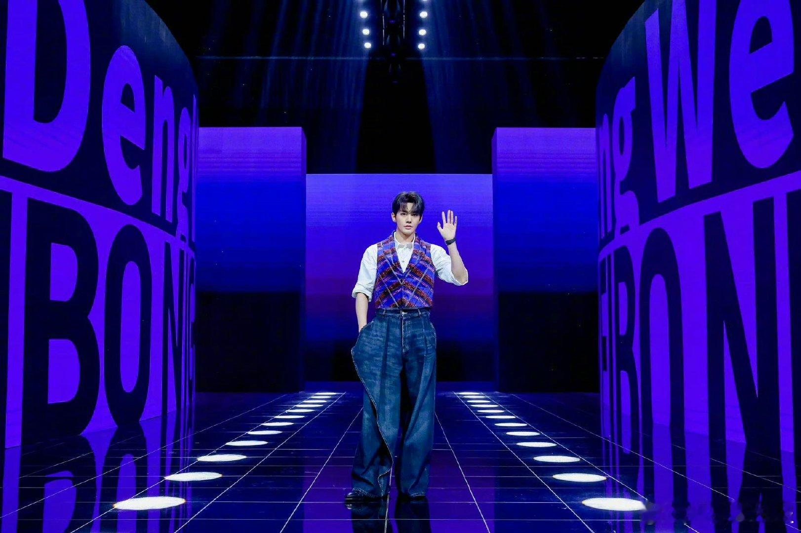 喵娲娲帮粉丝追星邓为喵小金表示，帮追星女圆梦它义不容辞！这次它在微博之夜后台带