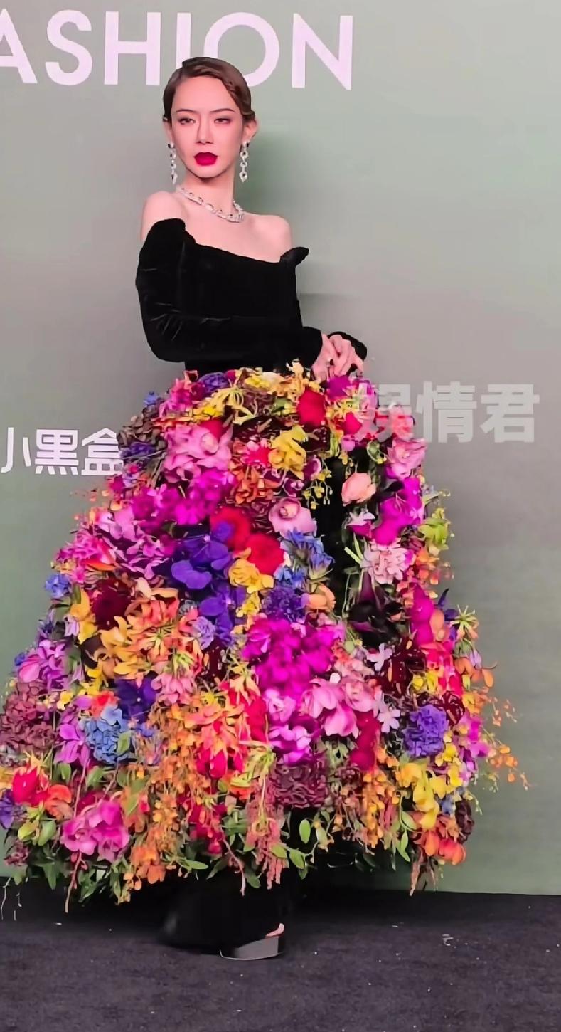 刘亦菲呆了。杨幂也惊住了，戚薇为了搏出彩，竟然弄了件一百斤的真花衣服穿身