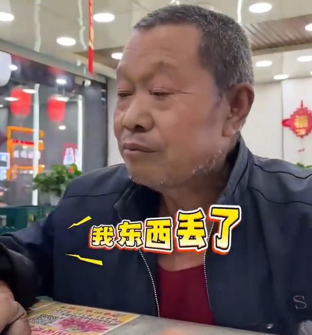 吉林，一名九旬老人，看到一家饭店门口有一个不锈钢的操作台，于是就把它倒过来，一步