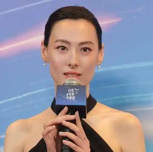 42岁就谎报年龄，天价签约英皇的私生女，19岁为李泽楷生下长子，22岁手握三个儿