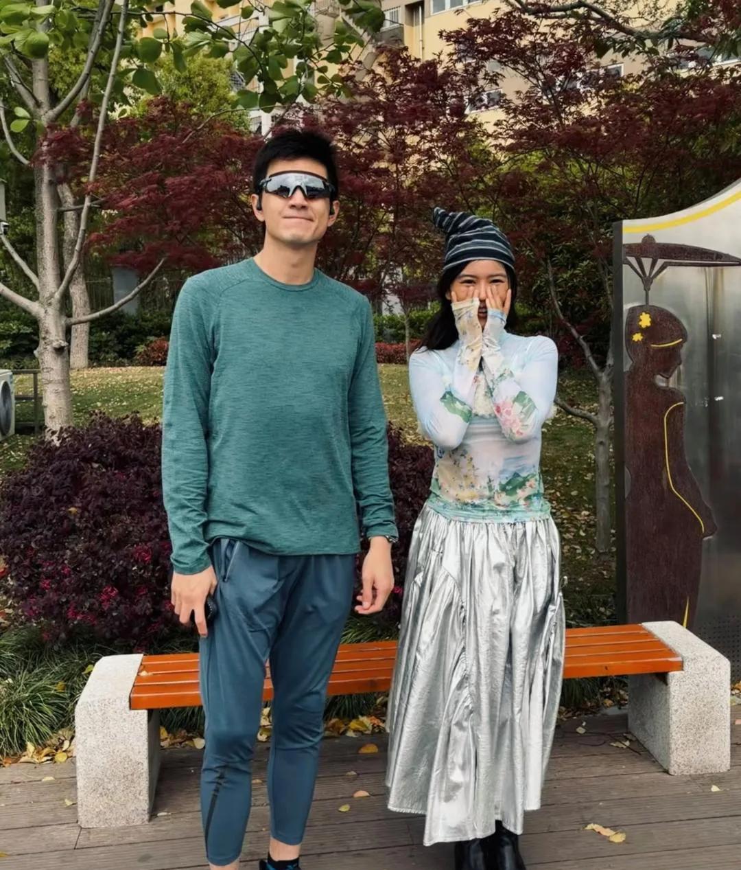 林更新现身上海街头跑步，他穿着绿色秋衣，戴着墨镜，上半身很强壮，身材又高又帅，看