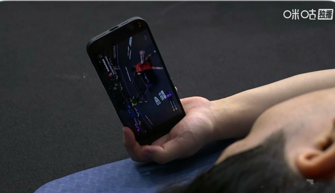 空少这够享受的一边按摩一边看比赛[doge]​​​