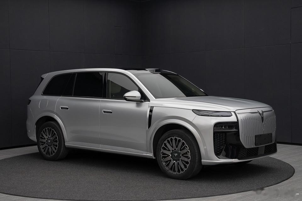 大5座的岚图泰山，泰山8，轴距比6座泰山9短30mm。