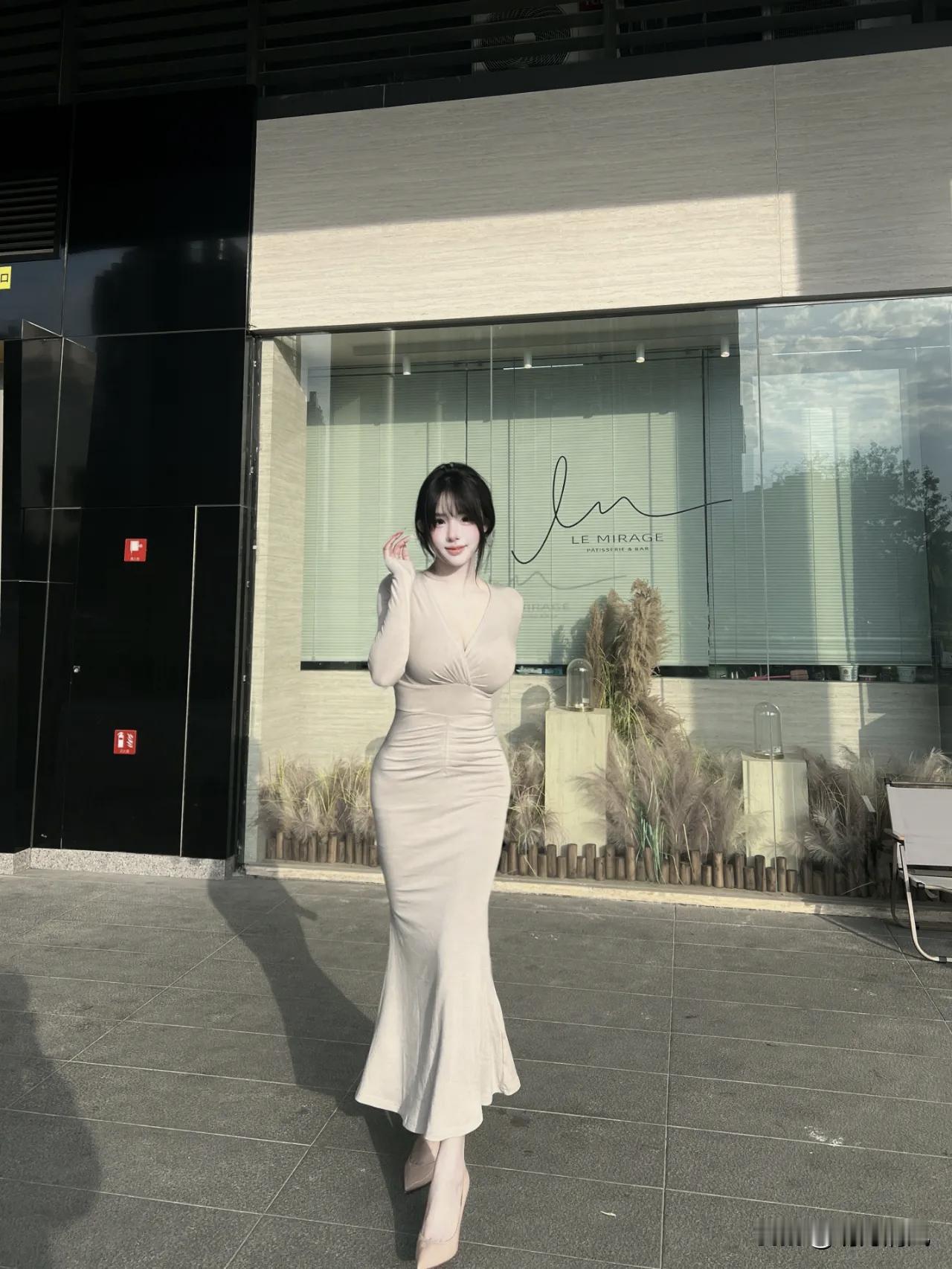 裸杏色长裙配尖头高跟，真的好绝👀女生站在橱窗边，穿的裹身裙，颜色特别柔和，