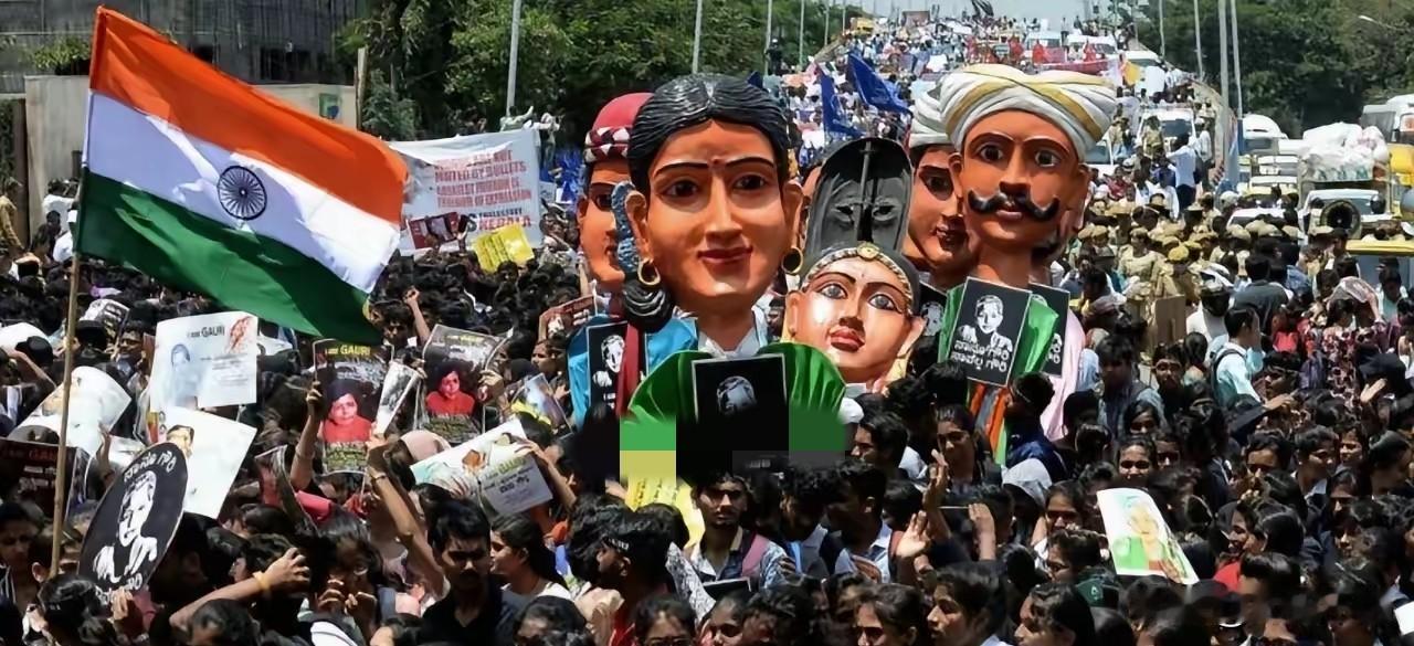 以前外国人吐槽华人，说咱抢了他们的饭碗，处处看不顺眼！直到印度移民大批量涌