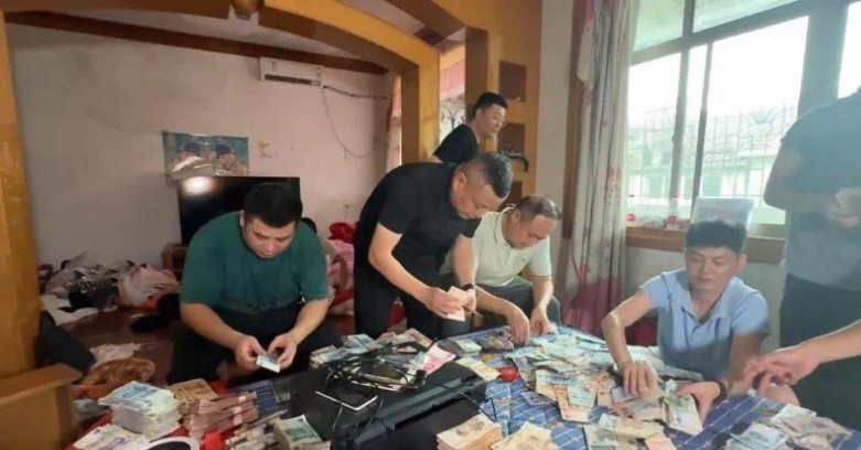 7个帽子叔叔正在数假币，整整数了4个小时，1、2、5、10、20、50面额的都有