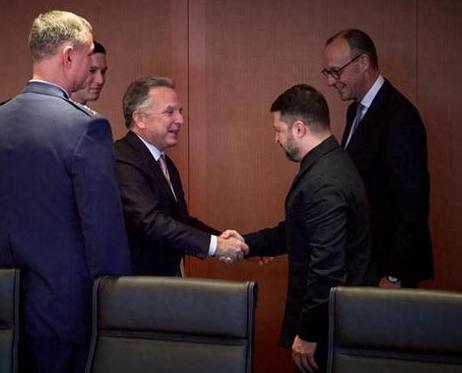 谈判结束，瓜分乌克兰。 当地时间12月21日，美国总统特使威特科夫以及乌克兰