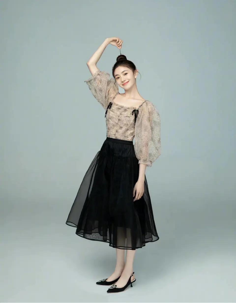 刘浩存在演艺圈是一颗冉冉升起来新星。她做为新一代谋女郎，是00花里少有的电影，